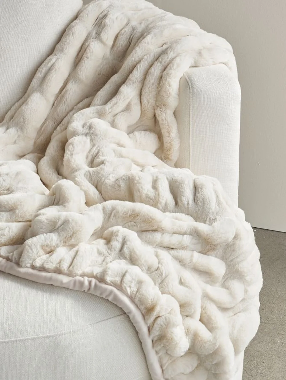 NWT Pottery Barn Cozy Faux Fur Ruched Throw + Two  18' Sq Ruched Pillow Covers